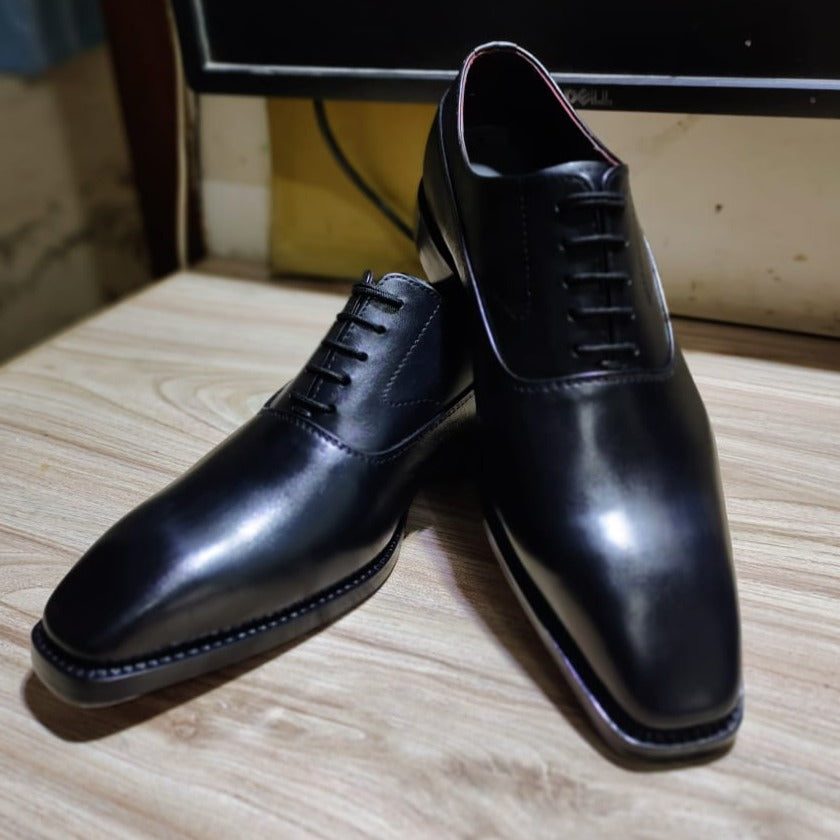 Hand Made Oxford dress leather shoes closed lacing and metal heel plates of variable shapes