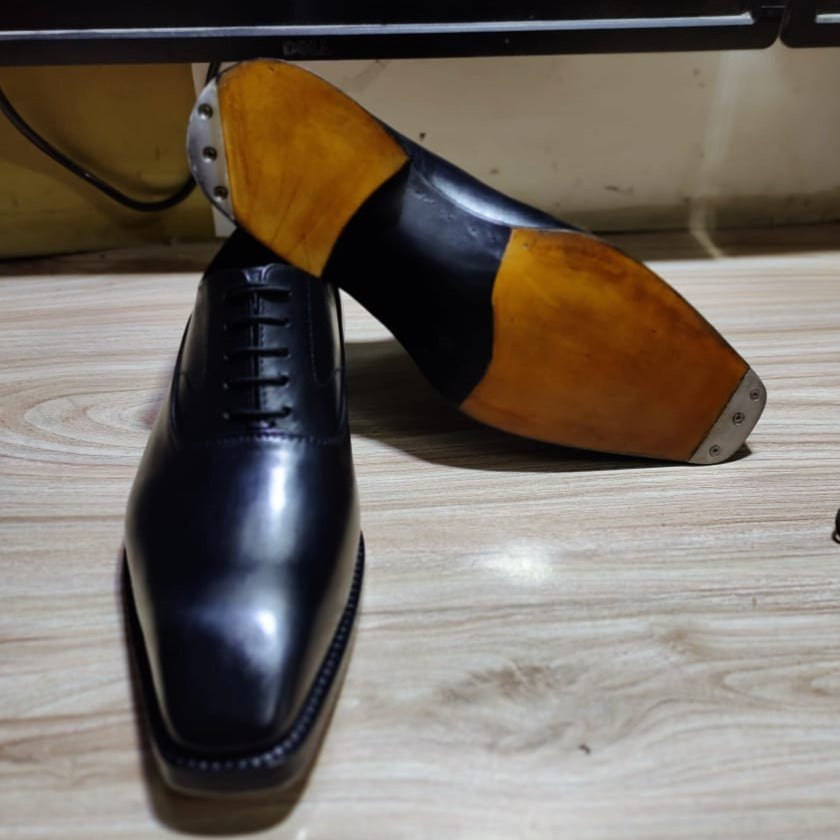 Hand Made Oxford dress leather shoes closed lacing and metal heel plates of variable shapes