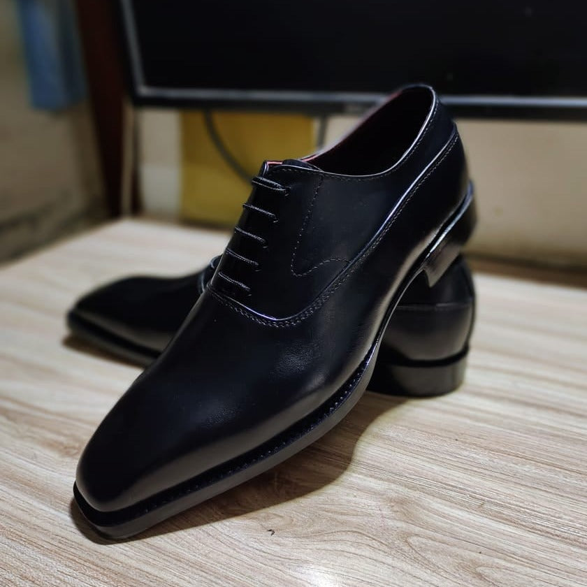 Hand Made Oxford dress leather shoes closed lacing and metal heel plates of variable shapes