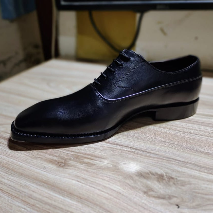 Hand Made Oxford dress leather shoes closed lacing and metal heel plates of variable shapes